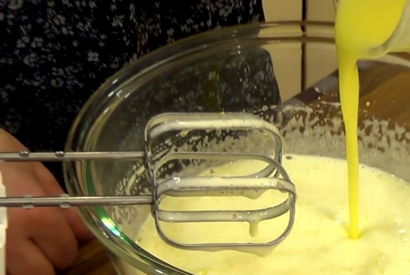 1. Этап. Яблочный пирог Адам и Ева: 1. Яйца взбейте с помощью миксера с сахаром и ванильным сахаром до состояния пышной светлой массы. Добавьте растопленное сливочное масло и еще раз взбейте.