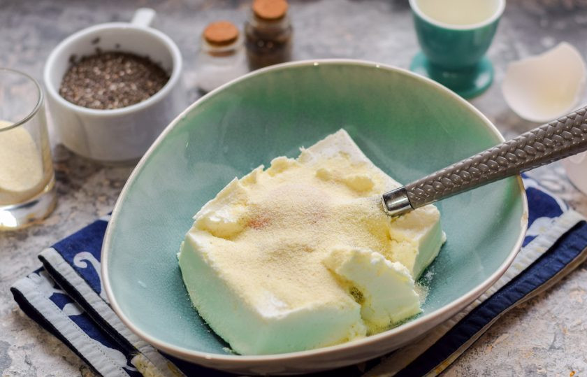 1. Этап. Творожная запеканка с семенами чиа: Всыпьте к творогу сахарный песок, добавьте манную крупу. Также к творогу можно добавить щепотку соли.