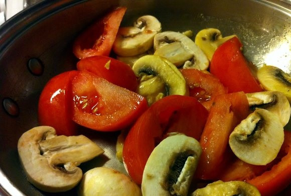 1. Этап. Жареные грибы с помидорами: 5. Отправить грибы с помидорами на сковороду к чесноку примерно через 1 минуту. Жарить на среднем огне до готовности грибов, подсолив и поперчив по вкусу. При желании в жареные грибы с помидорами в домашних условиях можно добавить сушеную или свежую зелень, а также немного тертого сыра. Подавать блюдо к столу горячим.