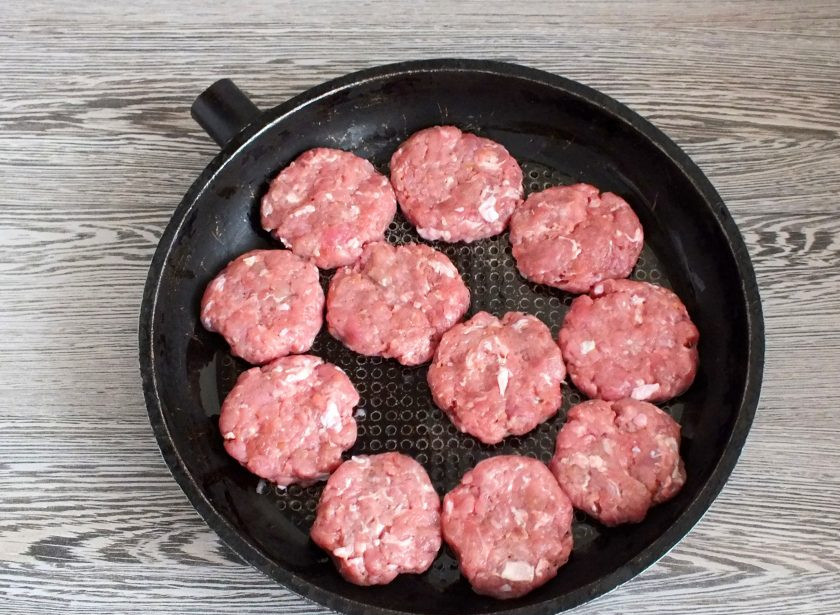 1. Этап. Бургер в лаваше: Разогрейте духовку до 180 градусов. Сковороду смажьте 1 ст.л. растительного масла. Из фарша сформуйте маленькие котлетки. В среднем вес заготовки 40-50 грамм. Количество рассчитайте из расчета 2-3 котлетки на порцию. Выложите на сковороду и поставьте в горячую духовку на 30-40 минут.