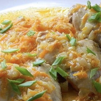 Куриные крылышки в сметанно-чесночном соусе