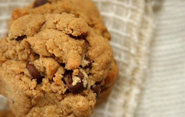 1. Этап. Ванильное печенье с шоколадом: 3. Выпекать печенье в течение 7-10 минут, до золотистого цвета по краям. Охладить печенье на противне в течение 2 минут, после чего полностью охладить на стойке.