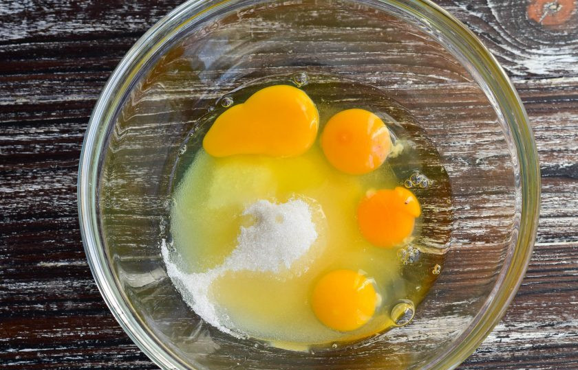 1. Этап. Пирог Зебра на молоке: Вбейте яйца в миску и добавьте к ним сахар.