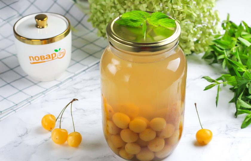 1. Этап. Компот из белой черешни на зиму: Закрутите крышку на банке и остудите емкость при комнатной температуре, а после перенесите в кладовую. Переворачивать банку не нужно! Срок годности компота из белой черешни — 1 год.