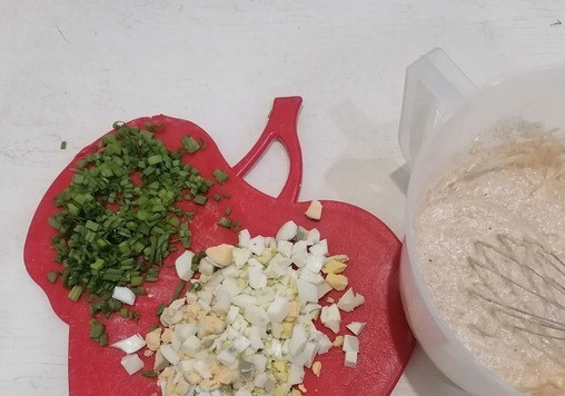 1. Этап. Вафли с яйцом и зеленым луком: Для начинки нарезать 3 вареных яйца и зеленый лук