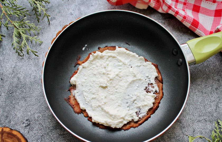 1. Этап. Шоколадные блины с творожной начинкой: Нанесите творожную начинку на каждый блин и сверните в трубочку.