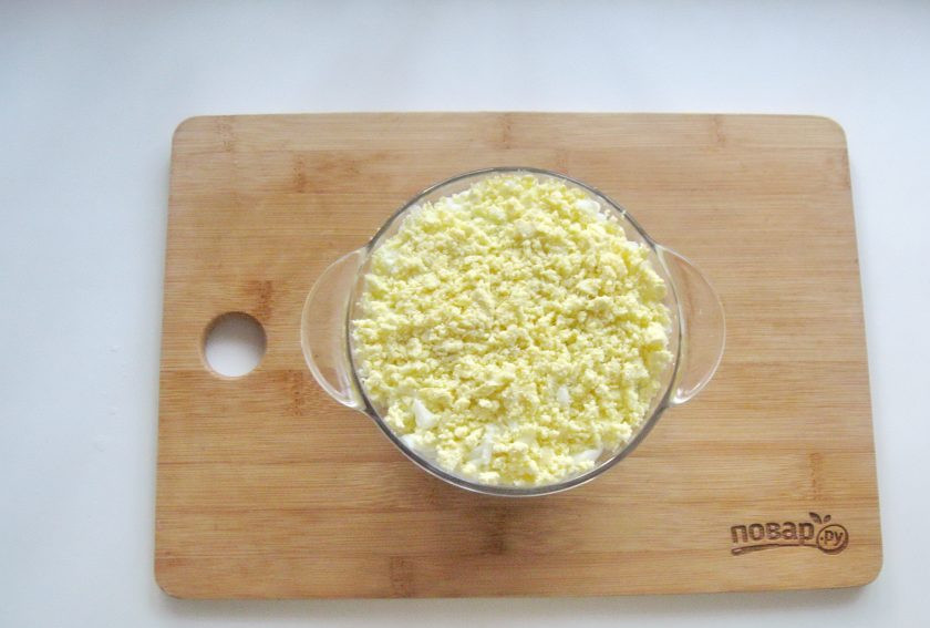 1. Этап. Салат Аристократ с курицей: Желтки разомните вилкой и выложите верх салата.