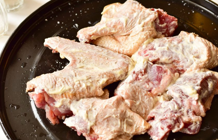 1. Этап. Утка с майонезом в духовке: Хорошо промажьте майонезом каждый кусочек. Отправьте мясо в разогретую до 190 градусов духовку на 1 час.