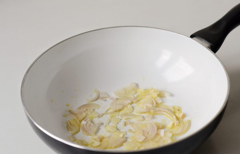 1. Этап. Овсянка с грибами: Растопите смесь сливочного и оливковое масла. Обжарьте лук полукольцами и дольки чеснока.