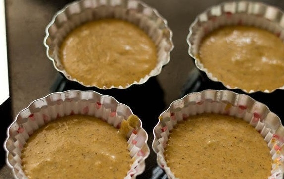 1. Этап. Тыквенные маффины: Теперь распределите тесто по формочкам. Духовку разогрейте до 190 градусов.