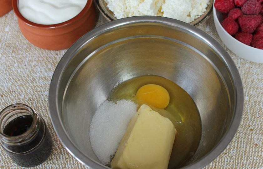 1. Этап. Малиновый торт Летний: Добавляем мягкое сливочное масло и все перемешиваем блендером.