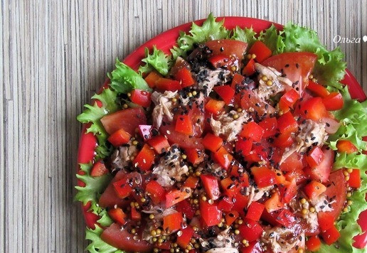 1. Этап. Салат Тунец в красном: Полейте салат заправкой, посыпьте кунжутом.