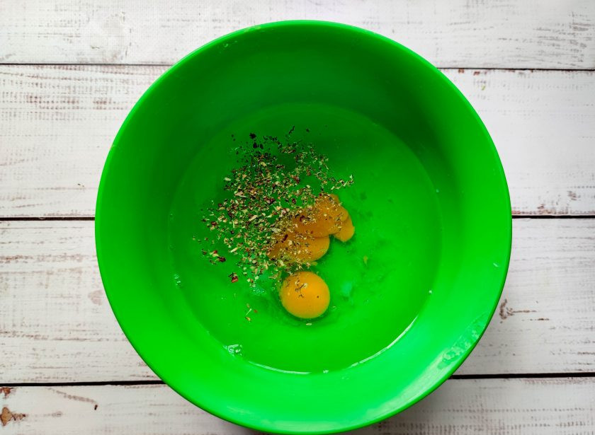 1. Этап. Блинчики с морковной начинкой: В глубокой тарелке смешайте яйца, воду, соль, травы, соду и хорошо все взбейте.