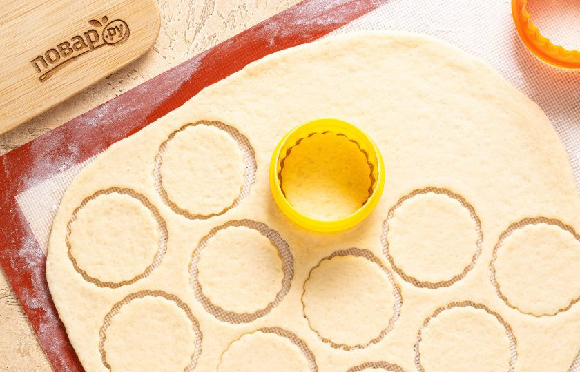 1. Этап. Печенье Mинутка без маргарина: С помощью стакана или формочек вырежьте печенье.