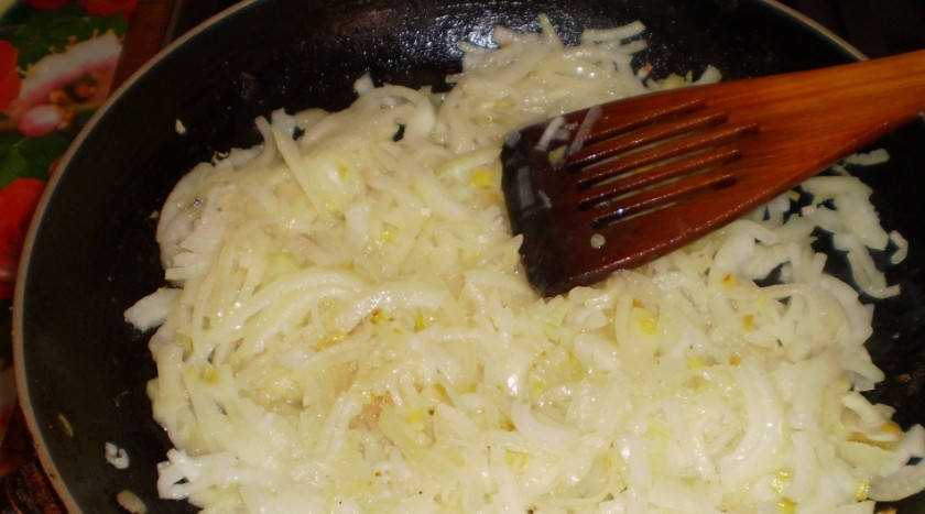 1. Этап. Щавель тушеный: 1. Для начала на растительном масле обжарим измельченный лук. Надо жарить, пока он не станет прозрачным, и только затем добавим измельченный помытый щавель.