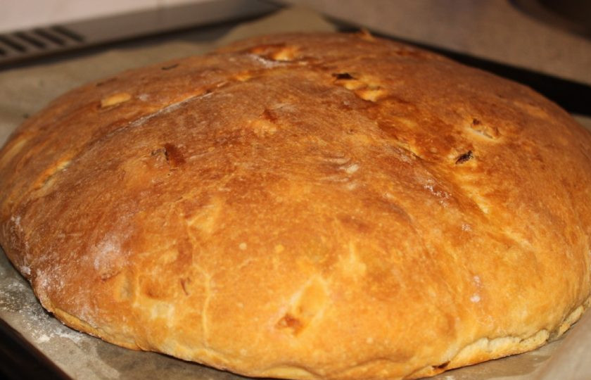 1. Этап. Домашний хлеб с луком: 8. Вот такой хлебушек получается. Как только он испечется, его нужно накрыль полотенцем и дать остыть. Приятного аппетита!