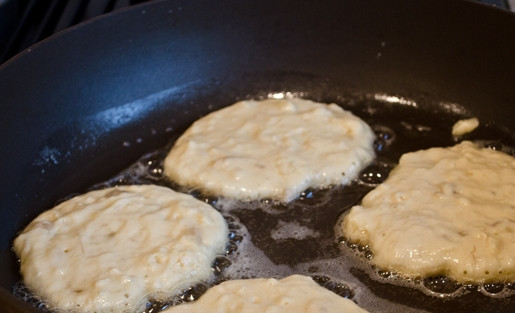 1. Этап. Банановые оладьи на молоке: 6. На сковороде разогрейте масло. Вливайте в него оладьи большой ложкой или поварёшкой.