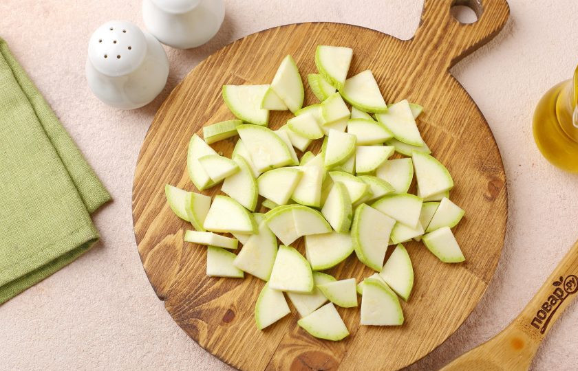 1. Этап. Паста с цукини и грибами: Цукини нарежьте кружочками, а затем каждый кружок ещё на 2-4 части.