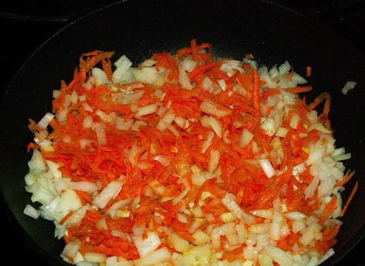 1. Этап. Куриные сердечки в сметанном соусе: В отдельную сковороду наливаем растительное масло и ставим на огонь, обжариваем овощи до золотистого цвета.