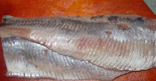 1. Этап. Селедочка по-быстрому: Разделить селедки на филе, вытянув кости (шкуру можно не снимать). Мелкие косточки убрать пинцетом.