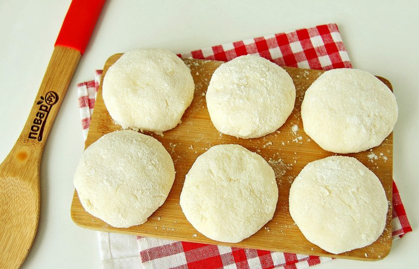 1. Этап. Манные биточки как в детском саду: Мокрыми руками сформируйте из манки биточки и обваляйте их в муке.