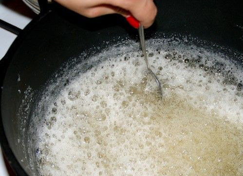 1. Этап. Дыневое варенье с корицей: 3. Варим сироп: кипятим водку с водой и добавляем сахар. Доводим до кипения и провариваем 3 минуты.