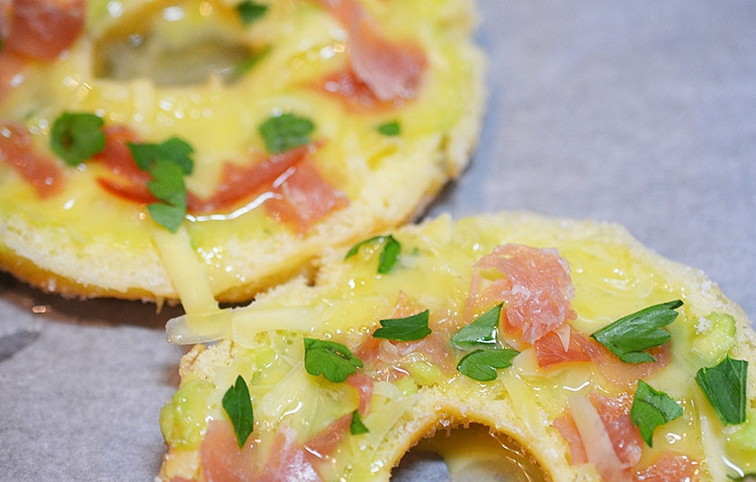 1. Этап. Фаршированные пончики на завтрак: Сверху посыпьте ветчиной и шпинатом.