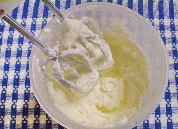 1. Этап. Торт со сметанным кремом: 8. Взбиваем крем до загустения.