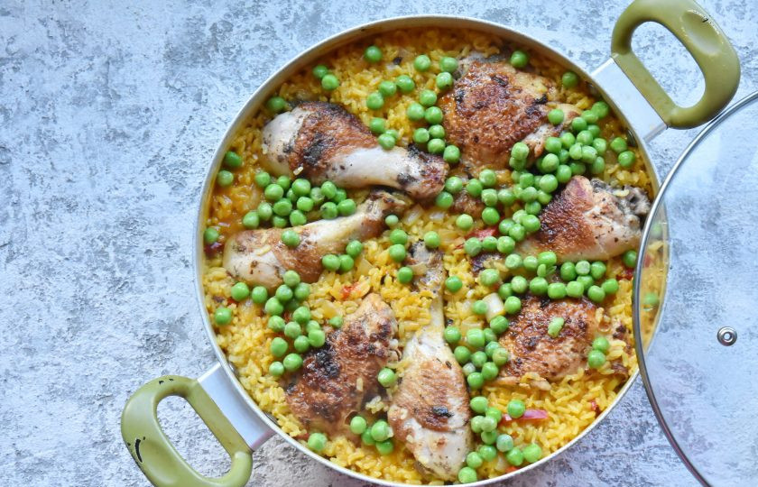 1. Этап. Курица по-кубински: Увеличьте огонь и доведите бульон до кипения. Накройте сковороду крышкой, уменьшите огонь до минимума и томите рис в течение 20 минут. Откройте крышку и всыпьте зеленый горошек. Доведите блюдо до готовности в течение еще 5 минут.