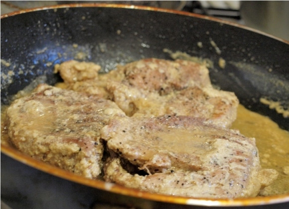 1. Этап. Мясо в чесночном соусе: Затем переворачиваем куски мяса на другую сторону и томим под крышкой еще минут 8-10.