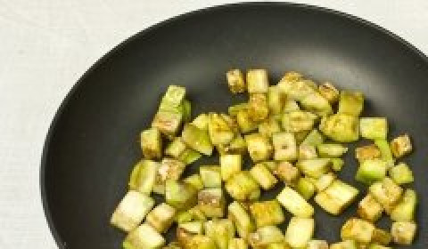 1. Этап. Вегетарианский суп-пюре из чечевицы: Обжарить на оливковом масле 5 минут.