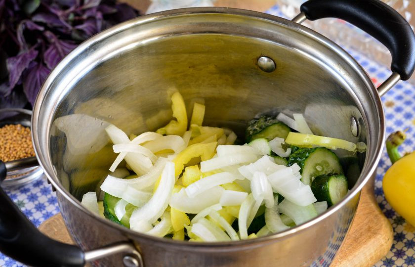 1. Этап. Огурцы Бостон: Все овощи перемешайте и сложите в кастрюлю.