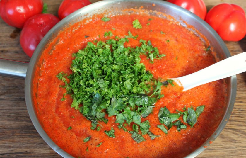 1. Этап. Заправка для борща из болгарского перца: Далее, добавляем рубленую зелень и готовим еще 10 минут.