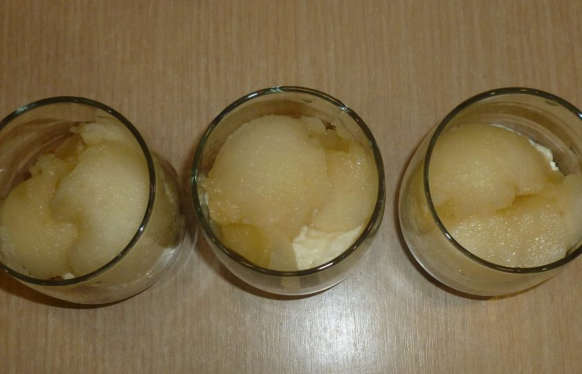 1. Этап. Десерт из дыни и рикотты: Выложите всю рикотту, всю дыню, оставшееся печенье, миндальные лепестки.