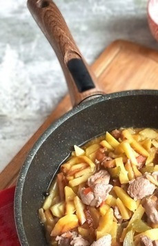 1. Этап. Азу из филе бедра индейки: Картофель у нас готов. Перекладываем жареный картофель к индейке. Перемешиваем. Готовим ещё минут 5, чтобы кусочки картофеля не развалились. Снимаем с огня. Азу готово.