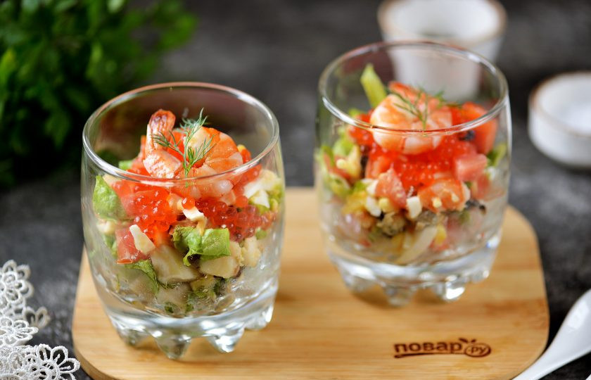 1. Этап. Салат с морепродуктами и красной икрой: Салат с морепродуктами и красной икрой готов! Подавайте сразу же после приготовления. Приятного аппетита!