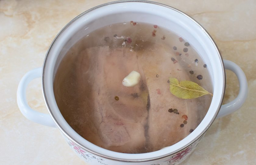 1. Этап. Сало варёное с чесноком: В кипящий рассол опустите кусочки сала. Доведите снова до кипения. Варите на малом огне 1-1,5 часа. Все кусочки должны начать хорошо протыкаться ножом.