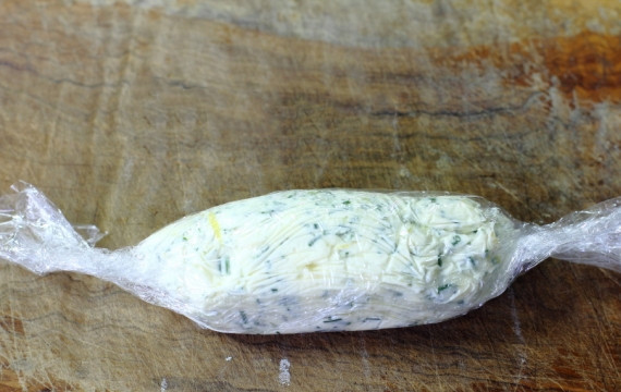 1. Этап. Судак на гриле: Размягченное сливочное масло взбиваем в блендере вместе с соком и цедрой лимона. Солим. Добавляем по вкусу рубленый зеленый лучок. Кладем массу в пленку, убираем её пока в морозилку.