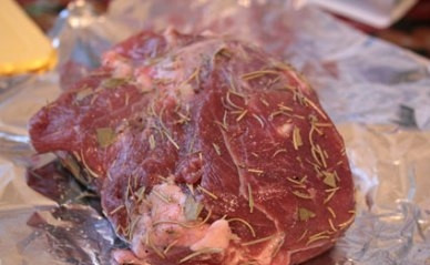 1. Этап. Свинина с розмарином в духовке: Посыпаем мясо листиками розмарина. Можно сверху посыпать смесью сухих овощей - перцем, морковью и луком.