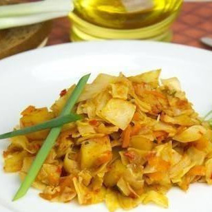 Овощное рагу с картофелем и капустой