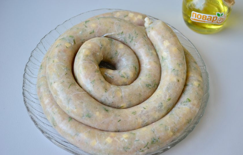 1. Этап. Куриные колбаски с сыром для гриля: 9. Если где-то встречается дырочка, то лучше перевязать ниткой в этом месте и начать новую колбаску.