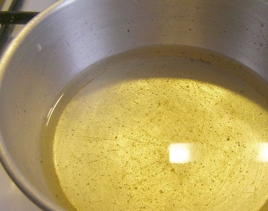 1. Этап. Десерт из сметаны с желатином: 3. Затем ставим на огонь и доводим до кипения, но не кипятим! Нужно, чтобы растворились все комки.