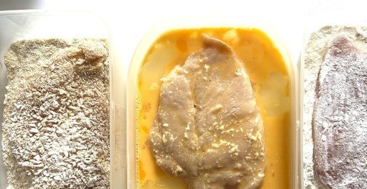 1. Этап. Куриный шницель из духовки: Затем обмакнуть куриный шницель в панировке один за другим. Для этого переверните мясо сначала в муку, затем в яйцо и, наконец, в панировочные сухари. Затем положите шницель рядом на противень для выпечки, стараясь, чтобы мясо не соприкасалось друг с другом.