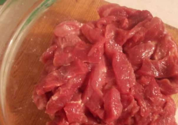 1. Этап. Говядина, маринованная в соевом соусе: Мясо порежьте соломкой, при этом освободив от пленок и жилок.
