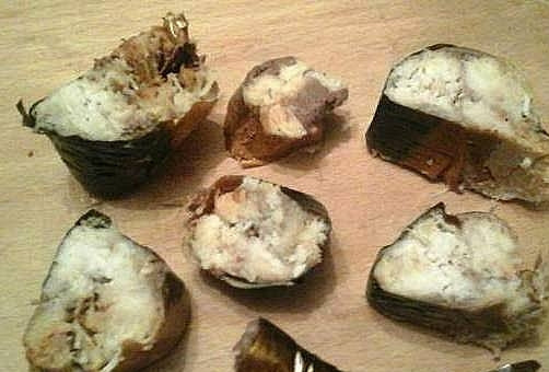 1. Этап. Крымская закуска Баркас: Скумбрию нарезаем на порционные кусочки.