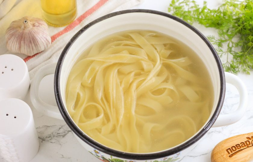 1. Этап. Сырно-сливочная паста с морепродуктами: Прогрейте в кастрюле или ковше воду до кипения, всыпьте в нее щепотку соли и выложите пасту любого вида. Отварите примерно 10 минут и выключите нагрев. Оставьте пока пасту в бульоне, чтобы она не слиплась.