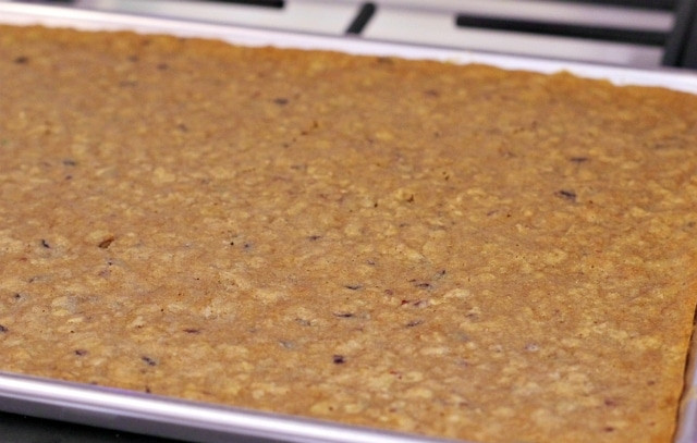 1. Этап. Овсяный десерт с вишней и шоколадом: 5. Запекайте корж до румяности около 20 минут.