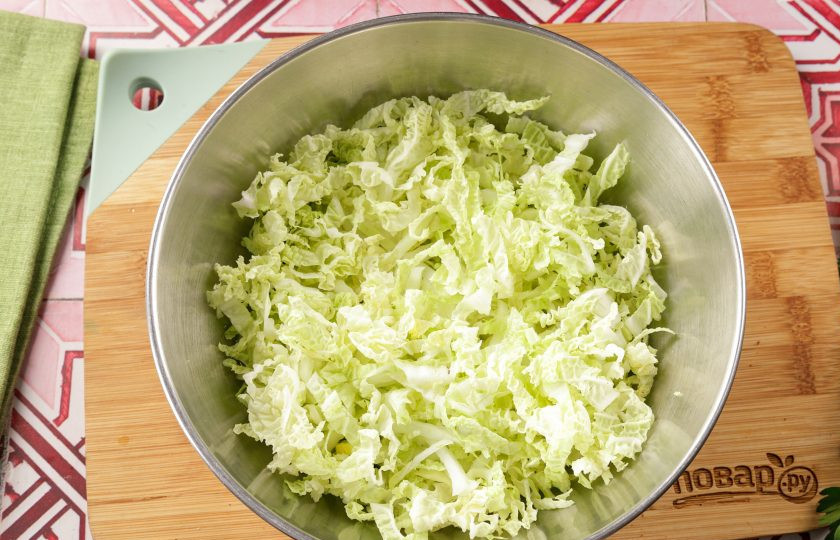 1. Этап. Салат с курицей, помидором и пекинской капустой: У пекинской капусты удалите верхние листья. Остальную часть нарежьте соломкой.