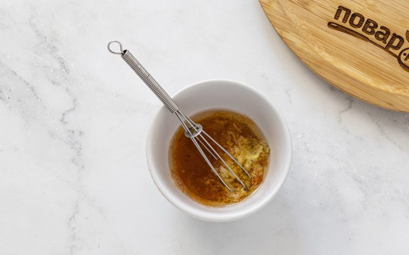 1. Этап. Вьетнамская лапша с овощами: Для заправки смешайте растительное масло с рисовым уксусом и соком лайма. Добавьте сахар, соль, измельченный чеснок, корень имбиря, молотый чили.