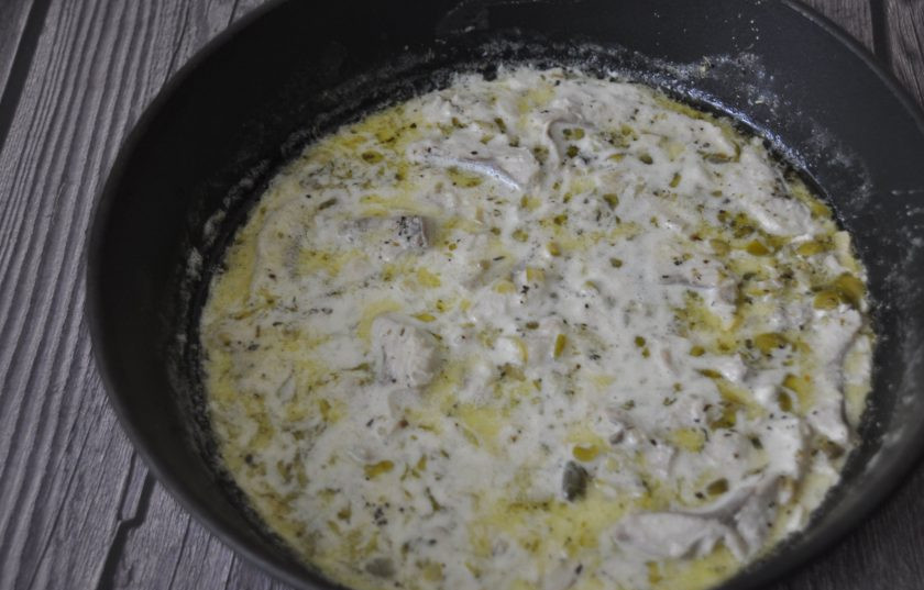 1. Этап. Пенне с лососем: Продолжайте обжаривание до выпаривания винных паров, это займет 3-4 минуты.